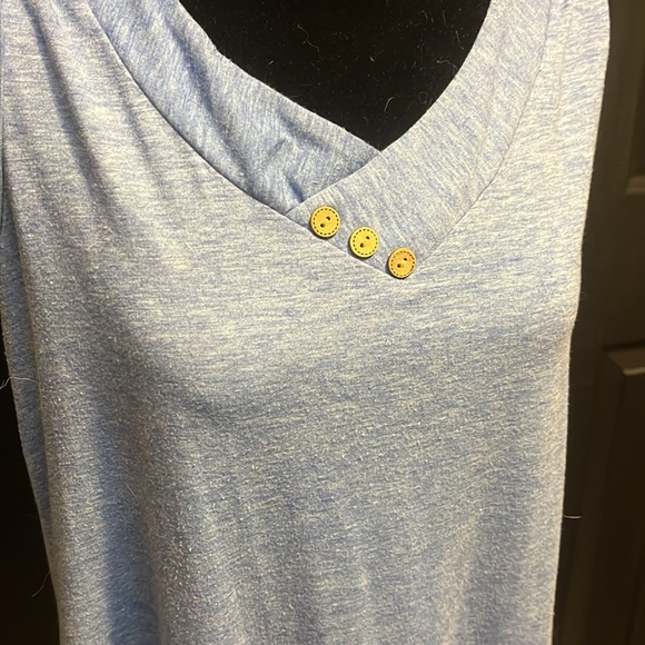 Blue Tunic (Bin 1) - the third picture depicts true color - Picture 2 of 3